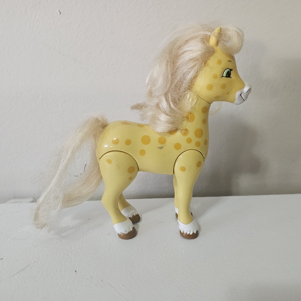 Bandai Strawberry Shortcake Strawberryland Fillies Honey Pie Pony Horse Figure
